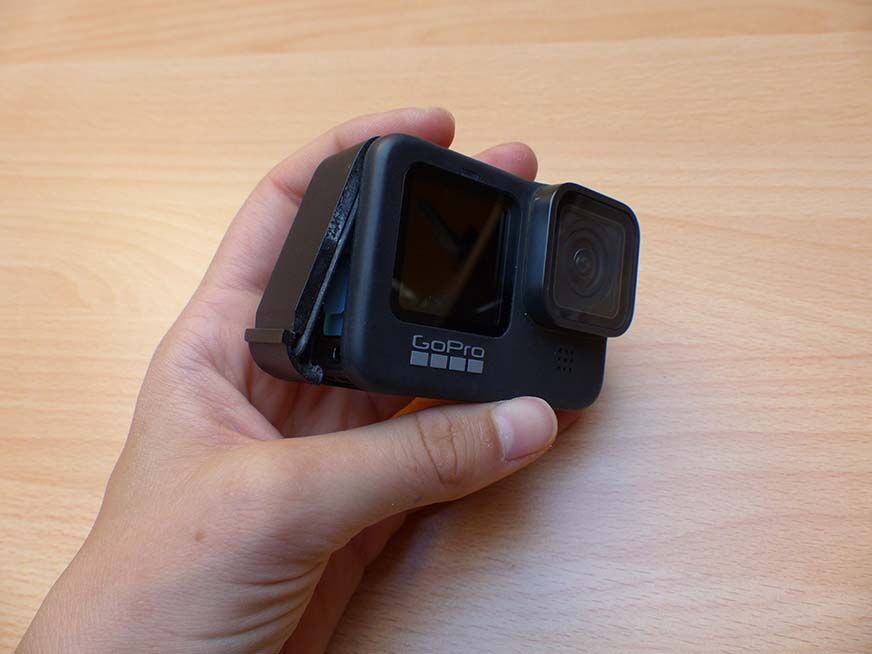 Man sieht die geöffnete seitliche Klappe der GoPro Hero 9.